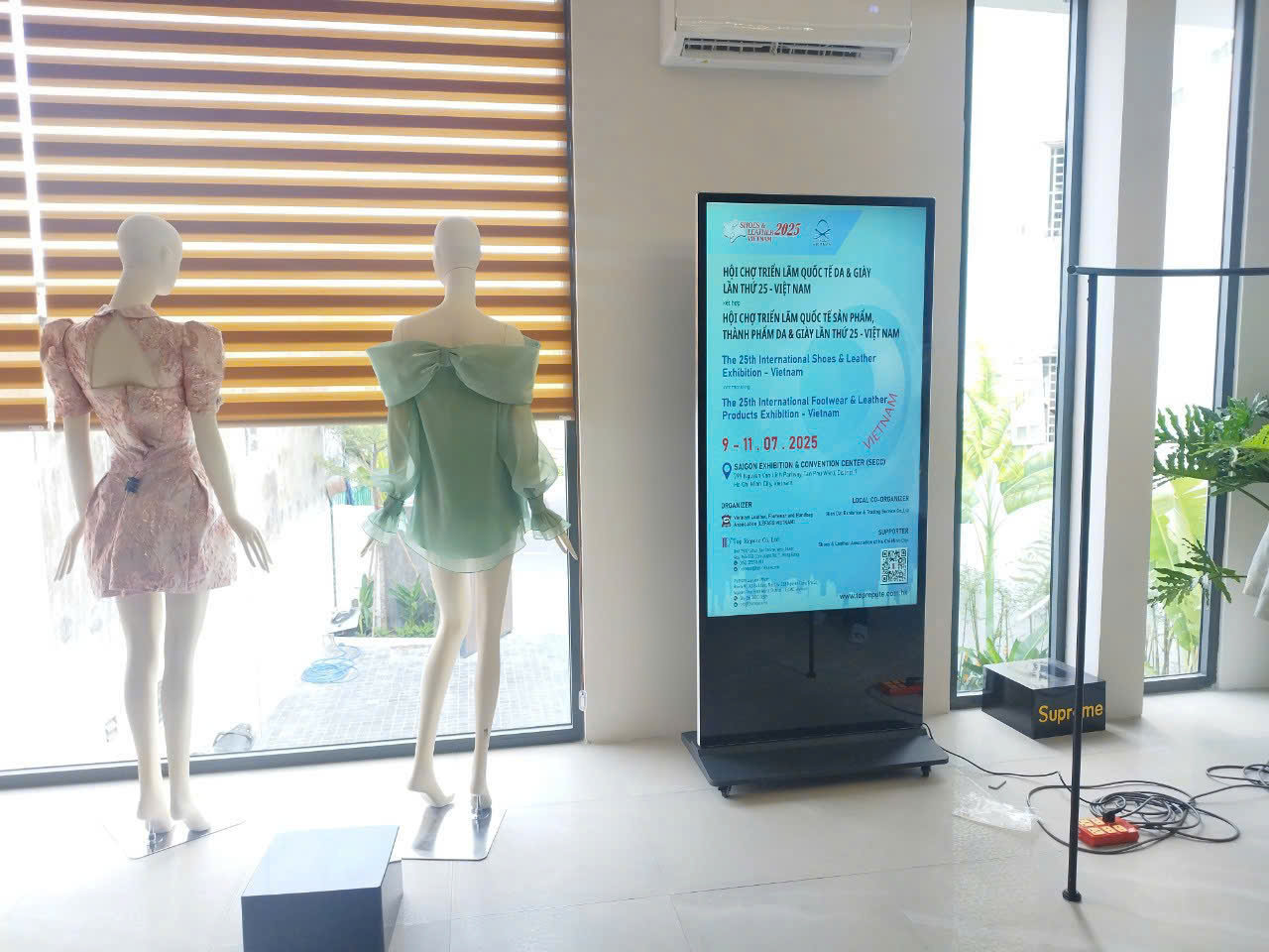 Màn Hình Quảng Cáo Chân Đứng LCD 65 Inch - Chính Hãng Lux Vision