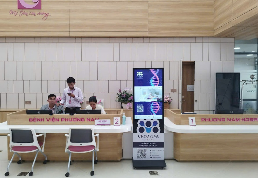Màn hình quảng cáo chân đứng tại bệnh viện