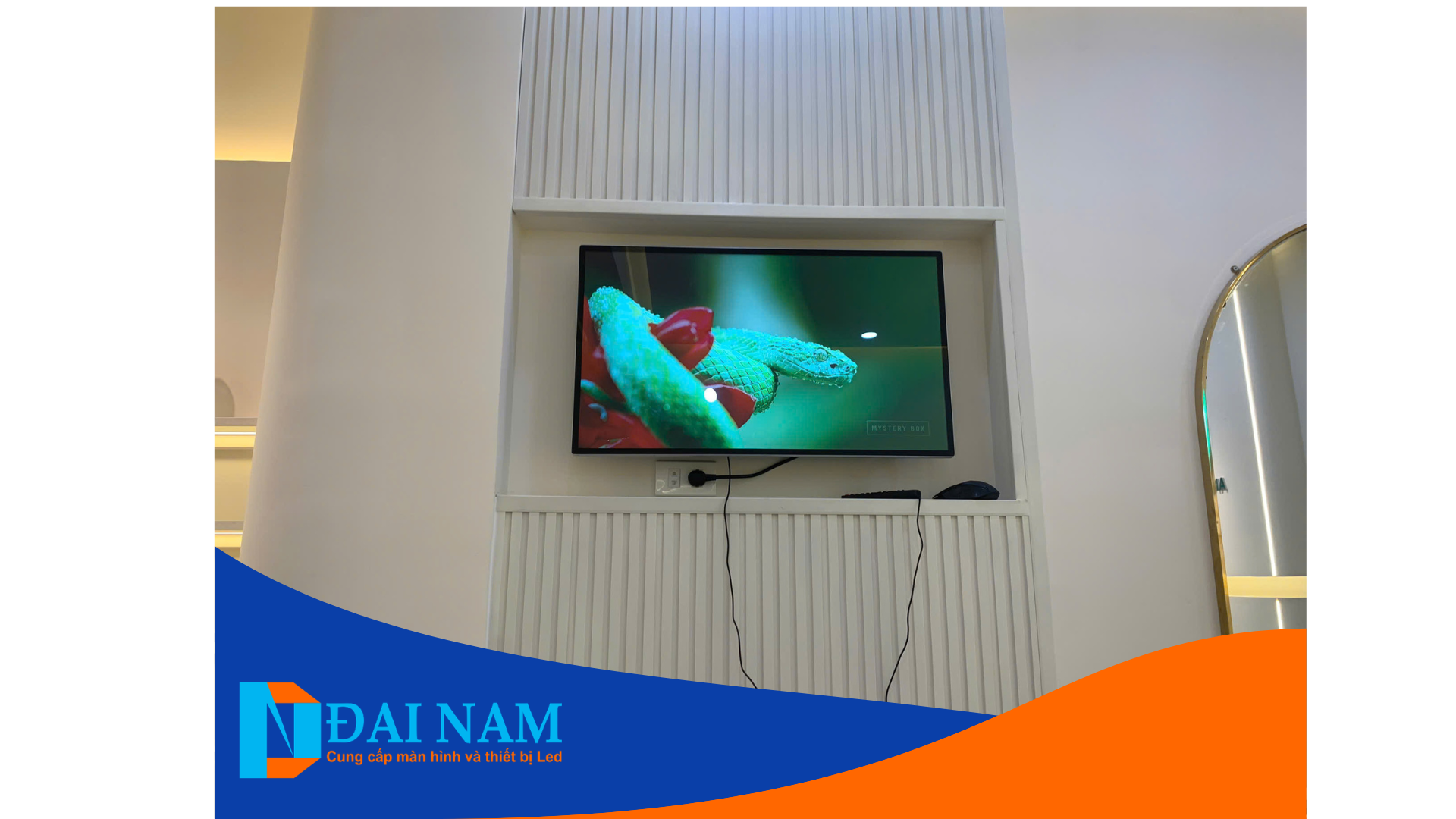 Màn hình quảng cáo treo tường 32 inch Lux Vision chính hãng