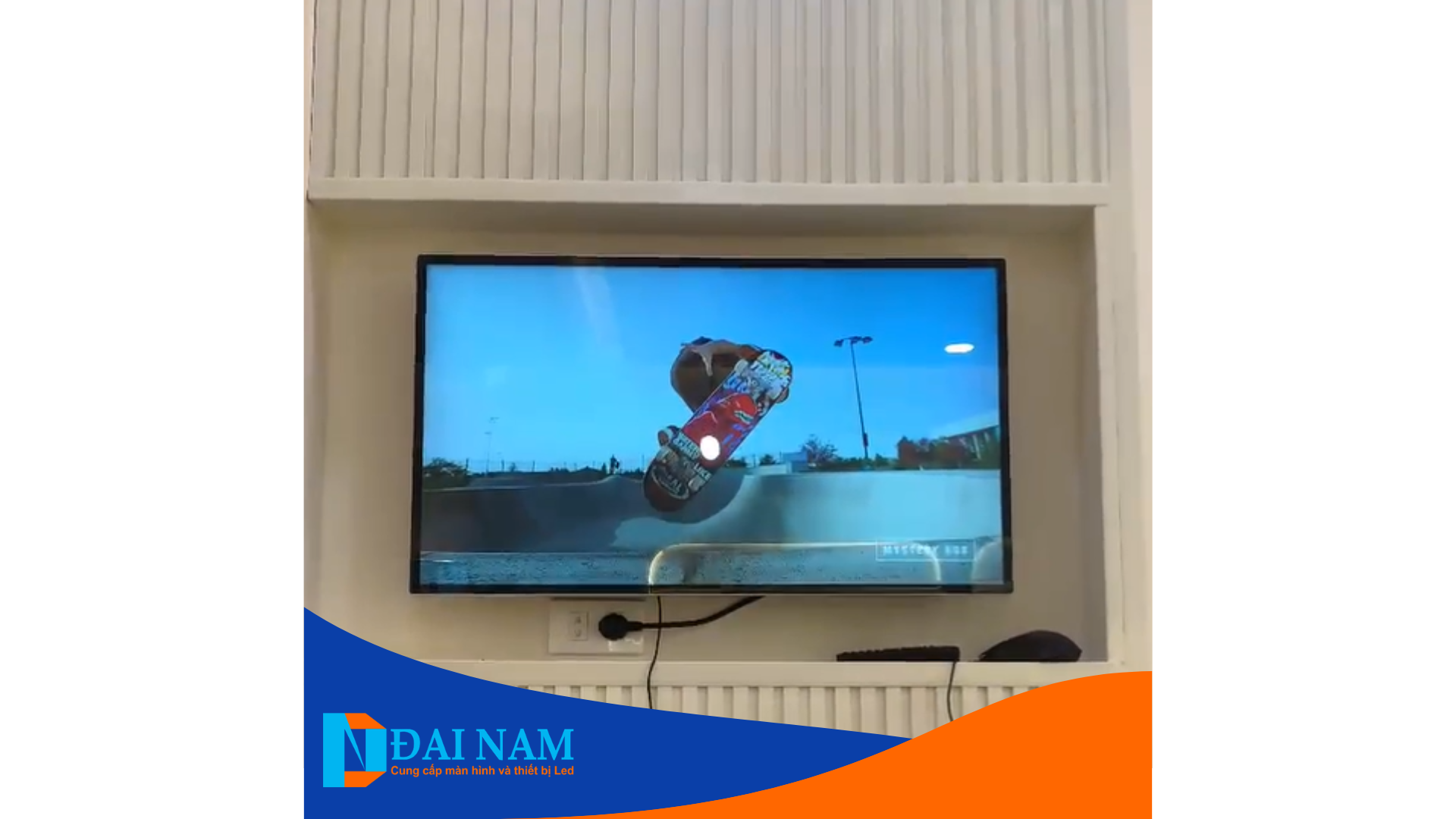 Màn hình quảng cáo treo tường 32 inch Lux Vision chính hãng