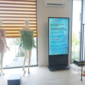 Màn Hình Quảng Cáo Chân Đứng LCD 65 Inch - Chính Hãng Lux Vision