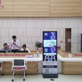 Màn hình quảng cáo chân đứng tại bệnh viện