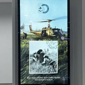 màn hình quảng cáo chân đứng 49 inch