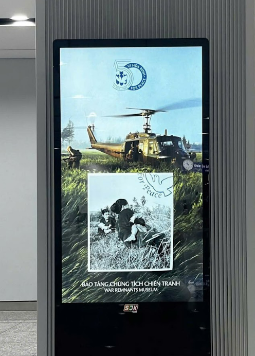 màn hình quảng cáo chân đứng 49 inch