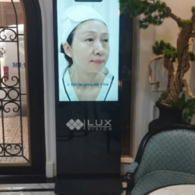 màn hình quảng cáo chân đứng 43 inch