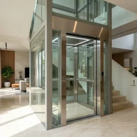 Toàn cảnh thang máy gia đình nhà 4 tầng vách kính sang trọng lắp đặt trong biệt thự hiện đại