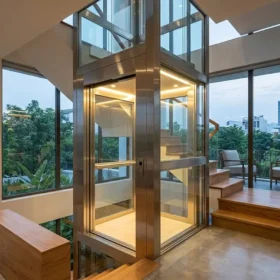 Mẫu thang máy gia đình nhà 4 tầng vách kính sang trọng tại không gian nhà phố.