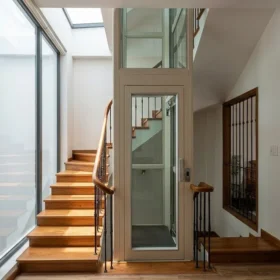 Giải pháp lắp đặt thang máy gia đình nhà 4 tầng tối ưu diện tích giếng trời.