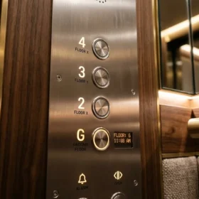 Bảng điều khiển hiện đại và tinh xảo bên trong cabin thang máy gia đình nhà 4 tầng