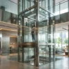 Mẫu thang máy gia đình nhà 3 tầng vách kính sang trọng trưng bày tại showroom.