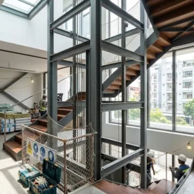 Kích thước hố thang máy gia đình nhà 3 tầng lọt lòng cầu thang bộ.