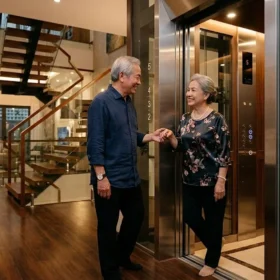 Giải pháp thang máy gia đình nhà 5 tầng an toàn cho người lớn tuổi.