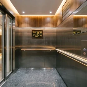 Không gian cabin rộng rãi của thang máy gia đình nhà 5 tầng tải trọng 450kg.